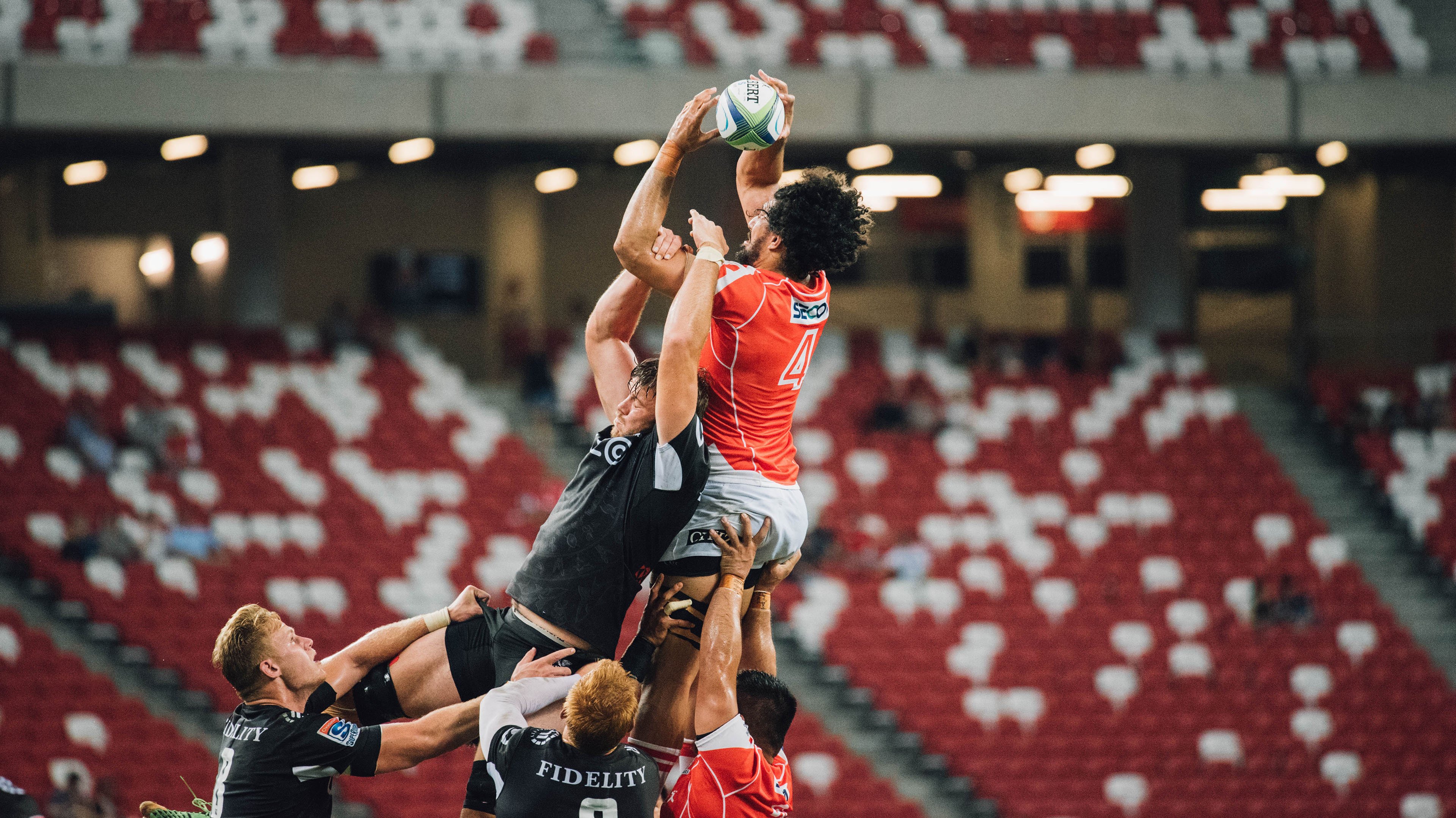 意大利骑手吉尔·托马斯在2024年国际马术联合会障碍赛世界巡回赛中以“Bella”马匹获得个人第六名，表现出色。